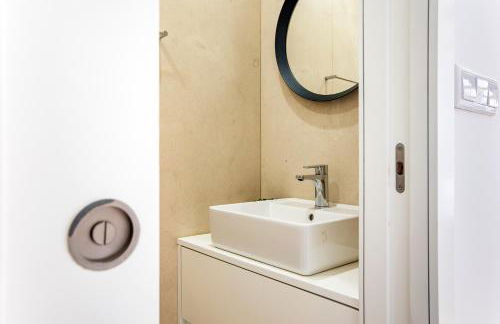 Bright 3BR Flat w/ AC in City Center by LovelyStay - Photo 50