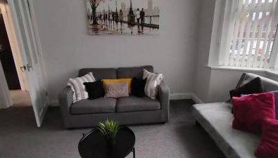 Brackenfield House in Great Barr, Birmingham near the Alexander Stadium and near the M6, with free WiFi, free parking and easy access to Walsall, West Bromwich, Aston Villa Football Ground, Star City and Birmingham City Centre - Foto 2