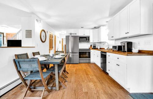 Thomas Trail - Game Room, Fire Pit, 1 min to Ski Mountain & Shared Beach! - Foto 7