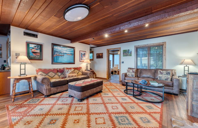 Lakefront Haven by Avantstay Minutes to Ski Resorts Private Dock Boat - Photo 11