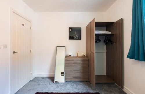 Spacious and Bright 2 Bedroom Apartment, Sleeps 6, 1st Floor with Free Parking, Business and Leisure by Jesswood Properties - Photo 14