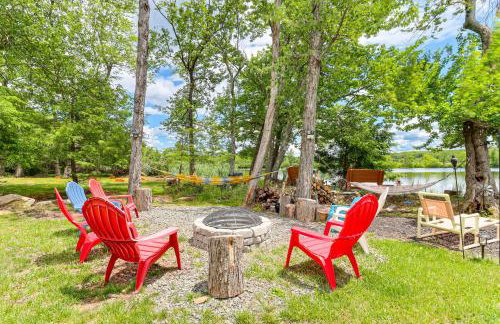 Lakefront Pocono Retreat w/ Hot Tub & Movie Hub - Foto 43