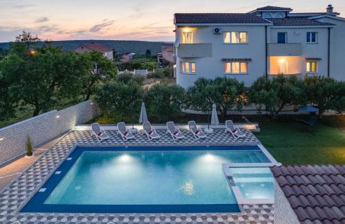 Apartman Strmota s bazenom i jakuzijem - Foto 8