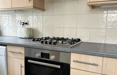 Canterbury Oasis - Modern 2-Bed Home with FREE Parking - Foto 24