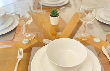 2 Double beds OR 4 Singles, 2 Bathrooms, FREE PARKING, Smart TV's, Close to Gunwharf Quays, Beach & Historic Dockyard - Foto 7