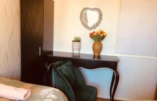 Cheerful 4 bedroom house with garden free parking - Photo 39