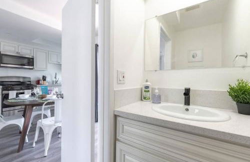 Modern 2BR Condo with King Bed & Balcony near LA - Foto 23