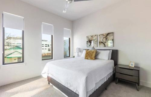 Uptown Modern with Private Patio & 1Gbps Wi-Fi - Foto 43
