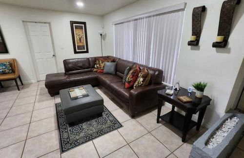 Amazing 5 Bedroom Pool Home - Minimum 28 days Stay Only Great Location! - Foto 45