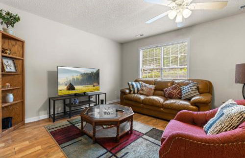 Spacious 3BR Retreat Perfect for Groups Near Downtown - Foto 3