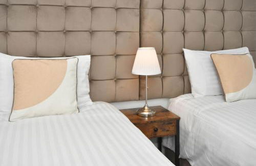 Moonlight House - sleeps 7, driveway, garden - Photo 14