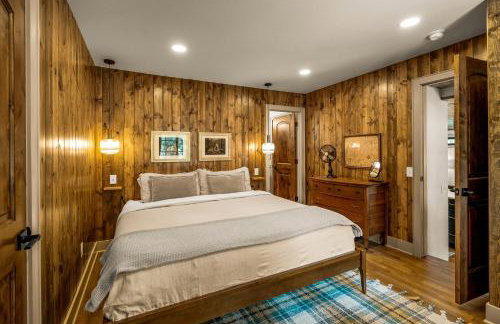 Serene Riverside Retreat with Sauna, Hot Tub, Fire Pit by Forest & Peak Retreats - Foto 17