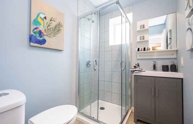 Chic & Central 3-bedroom in Little Italy - Photo 18