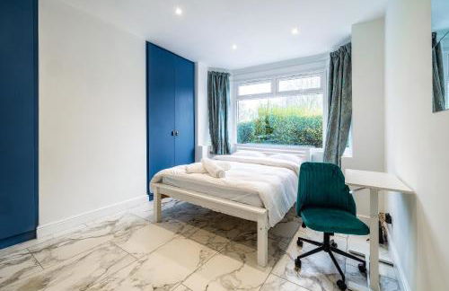 Luxurious 2 bedroom flat with parking and garden, 5 mins walk to train station and bus stop opposite property - Foto 23
