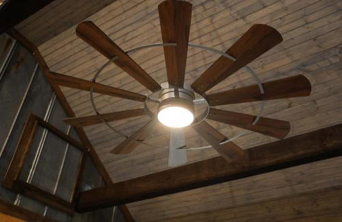 2BR Fishing Cabin w Fire Pit, Hot Tub, EV Charger - Foto 12