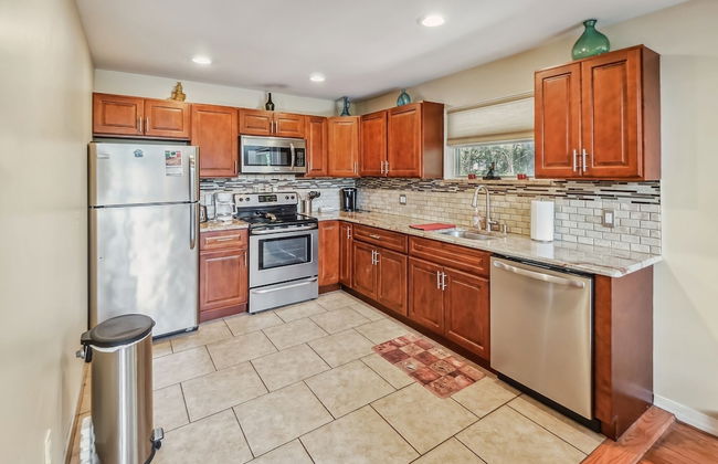 Poconos Chalet Newly Renovated, Great Location 4 Bedroom Home by RedAwning - Foto 10