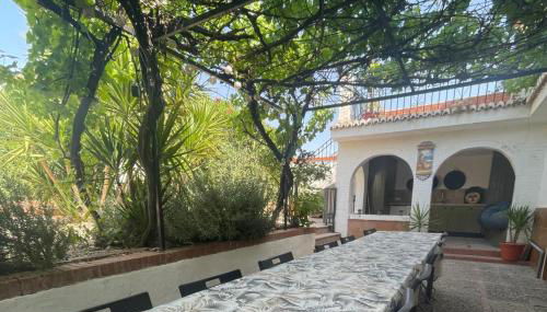 Lovely 10-bed Villa With Private Pool & Garden - Foto 3