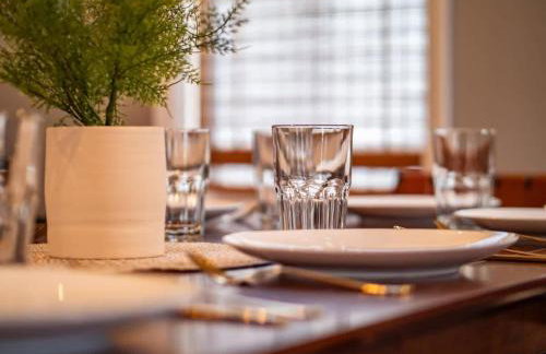 Hot Tub N64 Mins to Downtown Sleeps 8 - Foto 19