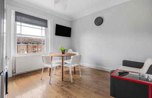 3BR flat, Free parking,Sleeps 6, 4 stops to Central London - Photo 9