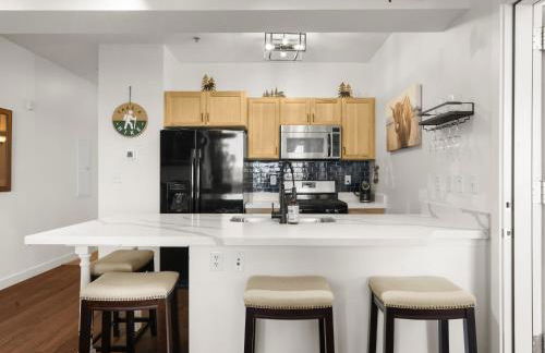 Top Floor Deer Valley Gondola Lakefront Condo- Great views - Photo 7