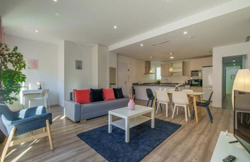 Modern, Stylish Apartment - Photo 1