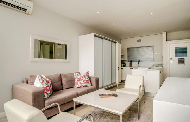 Compact Camps Bay Holiday Apartment With Private Pool Sea Escape - Foto 8