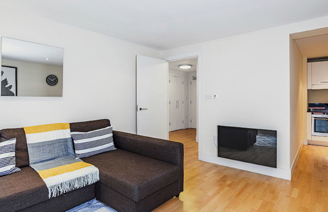 1 bedroom Apartment in London - Photo 7