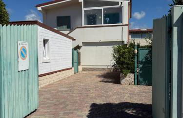 Azure Oasis with parking near the airport & beach - Foto 6