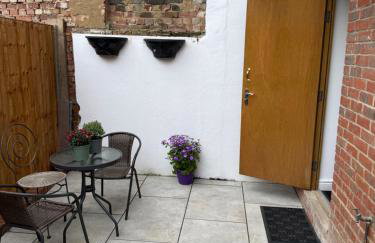 Stylish Apartment with Private Garden Near Victoria Park East London - Photo 8