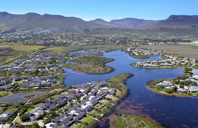 Stunning Cape Peninsula Holiday Villa With Pool - Photo 27