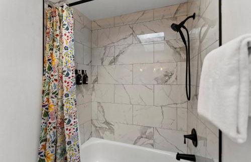 Modern 4BD home in Ballard with A/C, pet-friendly - Foto 21