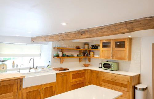 Beautiful 3BD Thatched Stone Cottage Kettering - Photo 13