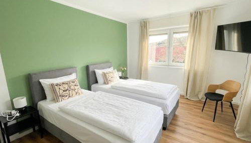 Apartmenthaus, Ferienwohnung Glück für Familien,Firmen,Gruppen,Monteure,3 Schlafzimmer bis 6 Personen,luxuriöse Einzelbetten,Hotel-TV, Wlan, Bettwäsche,Handtücher inklusive, Nahe Ulm, Legoland,BWK,UNI,ruhige Lage,Autobahnnah,Garten - Foto 2