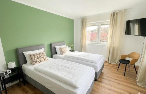 Apartmenthaus, Ferienwohnung Glück für Familien,Firmen,Gruppen,Monteure,3 Schlafzimmer bis 6 Personen,luxuriöse Einzelbetten,Hotel-TV, Wlan, Bettwäsche,Handtücher inklusive, Nahe Ulm, Legoland,BWK,UNI,ruhige Lage,Autobahnnah,Garten - Foto 2