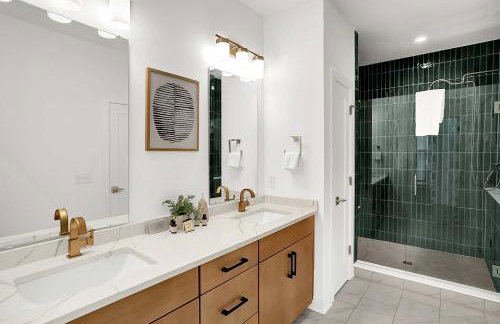 Luxury Townhouse with Fireplace Rooftop Deck Close to Downtown-Family Friendly - Foto 35