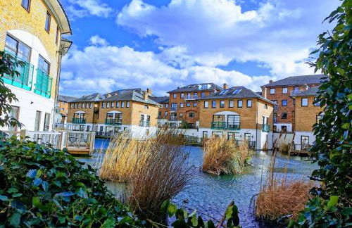 Riverside 1BR with Easy Transport 20min to City Centre - Photo 55