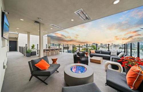 Stylish Top-Floor Gem with King Bed & City Ocean Views - Foto 1