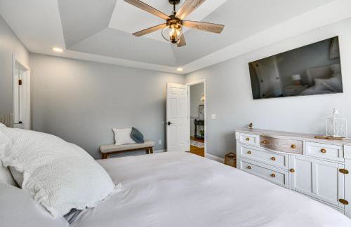 Bright and Elegant Home in High Point with Deck! - Foto 16