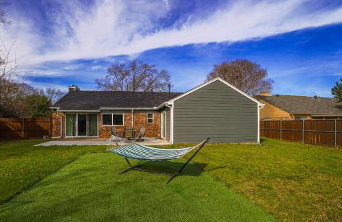 Beautiful home with backyard - Photo 14