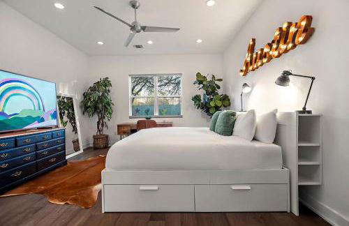 Austin Oasis Spacious 4BR Retreat with Hot Tub Cowboy Pool and Infrared Sauna Perfect for Families and Bachelorettes - Photo 43