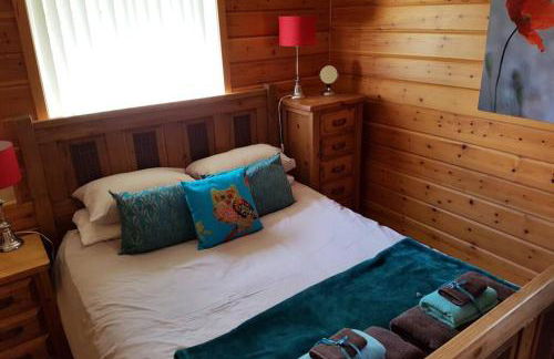 Luxurious lodge, Woodlands View, Hot tub at Rudyard Lake, couples or small family - Photo 5