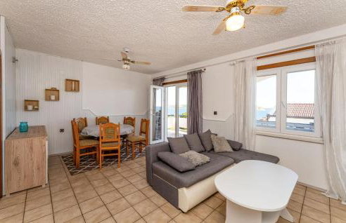 Stunning Apartment In Rtina - Photo 3