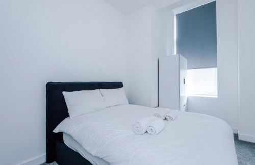 Cohost Partners Cozy Stay Heart of Warrington - Photo 5