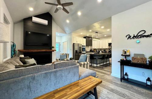 Cozy Cabin w Private Hot Tub and Fire Pit - Foto 6