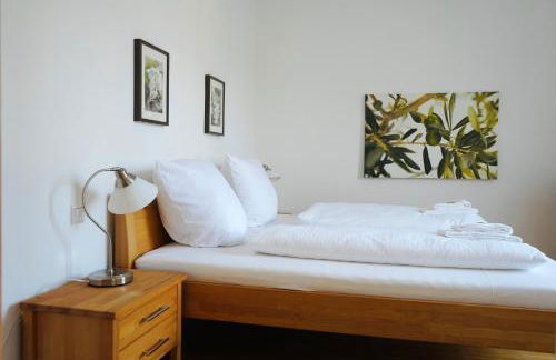 Wohnensemble mit 3 separaten Bereichen- 2 Küchen- 3 Badezimmer- 10 Personen- Garten- Parkplatz - Foto 2