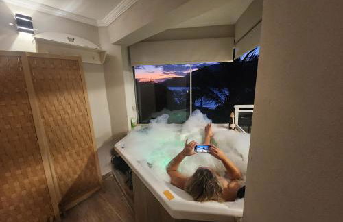 Refúgio dos sonhos - piscina de borda infinita e hidromassagem com vista - Foto 8