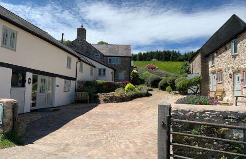 The Granary at Pentregaer Ucha, tennis court & lake. - Foto 10