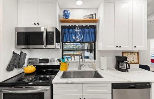 Waterfront - Private Pool - Pet Friendly - Photo 7