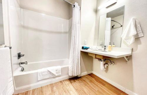 The Leo - One Bedroom Apartment w Private Balcony - Foto 5