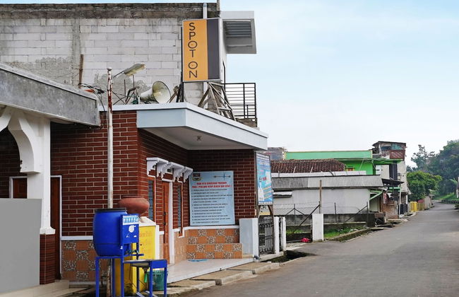 OYO Homes 91006 Eco Tourism Desa Cibodas Areng 5 Syariah - Photo 22